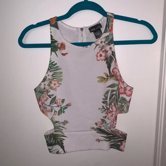 Super cute floral top with cutouts🌸 - Picture 2 of 7